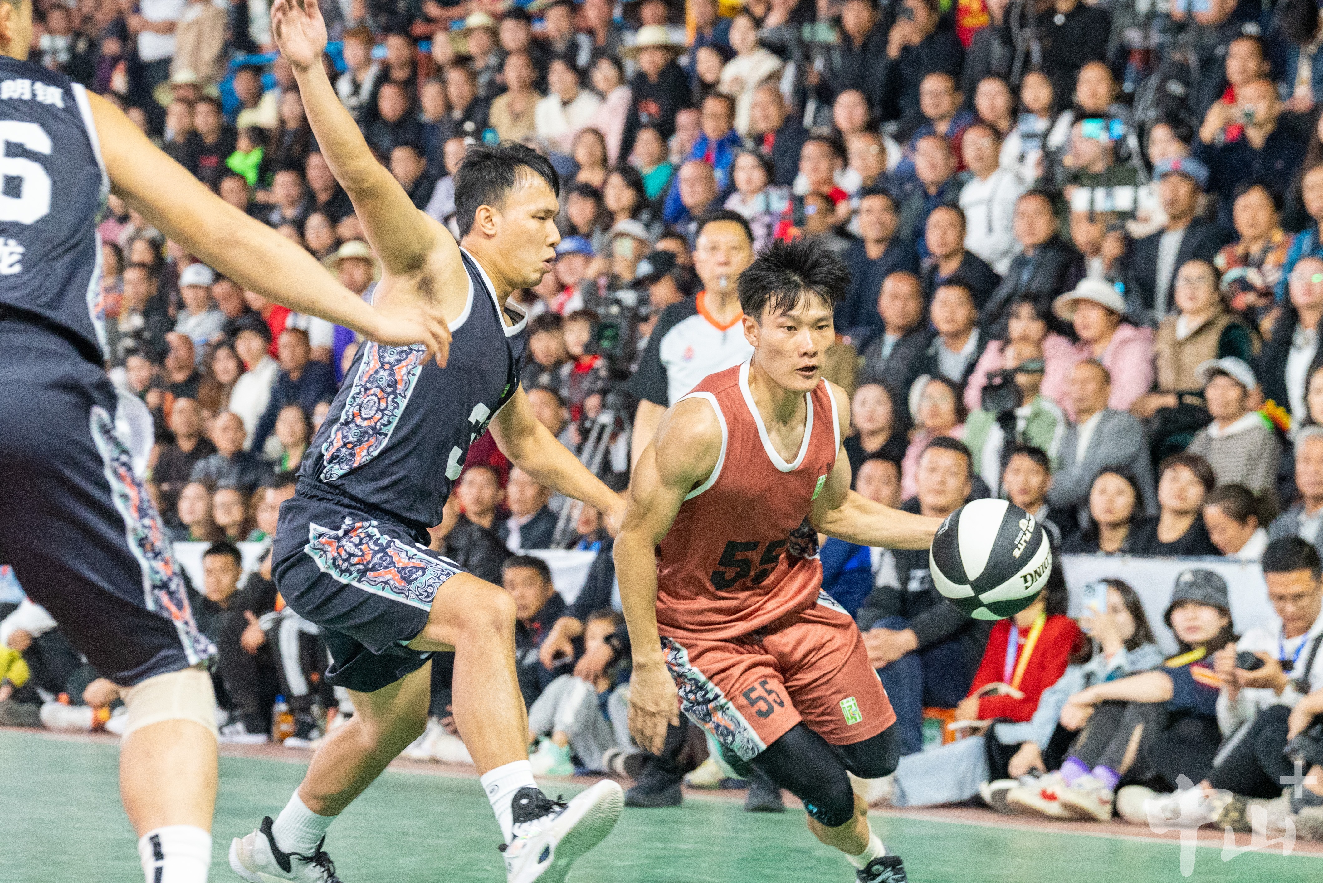 包含比赛激情迸发，球员们顽强拼搏不言败的词条